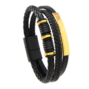 Dettaglio del bracciale multistrato in pelle intrecciata da uomo con piastra in oro e chiusura magnetica