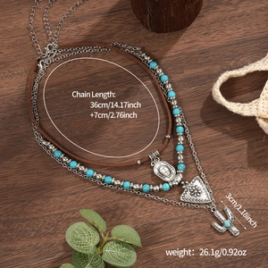 Detail van de bohemian gelaagde ketting met turquoise kralen en cactus hangers