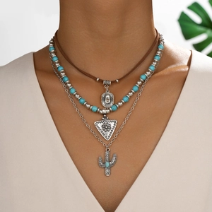 Detail van de bohemian gelaagde ketting met turquoise kralen en cactus hanger