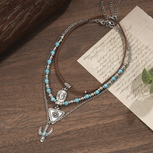 Gedetailleerde weergave van bohemian turkoois ketting met zilveren cactus en hanger