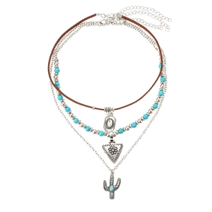 Detail van Boheemse gelaagde ketting met turquoise kralen en cactus hanger