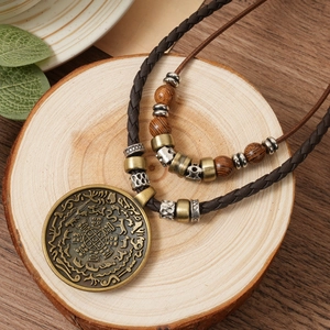 Collier avec pendentif circulaire en bronze vintage et cordonneau tressé ethnique