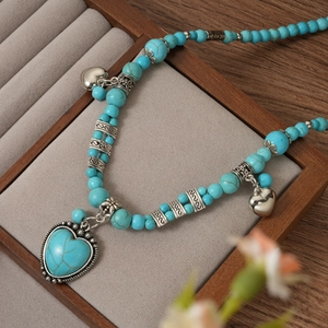 Collier bohème en turquoise avec grand pendentif cœur dans un coffret de luxe