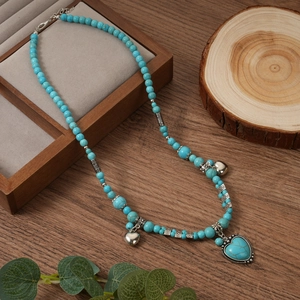 Collier bohème en perles de turquoise avec pendentif cœur argenté et perles de métal