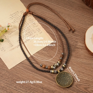 Collier vintage avec pendentif en bronze aux motifs ethniques et cordon tressé