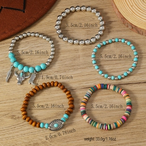 Detalle del set de 5 pulseras bohemias con cuentas turquesas y colgantes de aleación