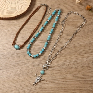 Bohemian ketting set met turquoise kralen, stierkop hanger en suède koord op hout