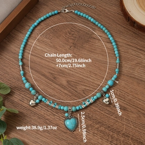 Collier bohème avec perles de turquoise et pendentif cœur sur un fond en bois naturel