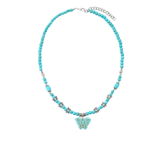 Collier bohème en perles turquoise avec un pendentif papillon argenté et fermoir réglable