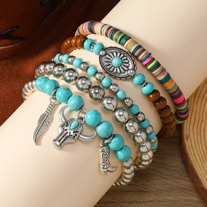 Detalle de pulseras bohemias apilables con cuentas de turquesa y dijes occidentales