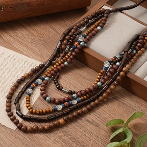 Collier multi-rangs bohème avec perles en bois et turquoise et pendentifs arbre de vie