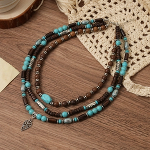 Détail du collier bohème à trois couches avec perles en bois et pendentif cœur ethnique
