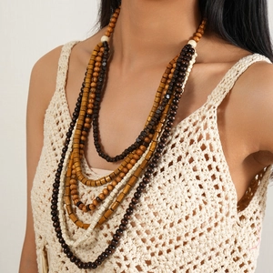 Détail d'un collier bohème multicouches en perles de bois avec texture de grain naturelle
