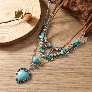 Detail van de bohemian gelaagde ketting met hartje turkoois en zilveren metalen bedels