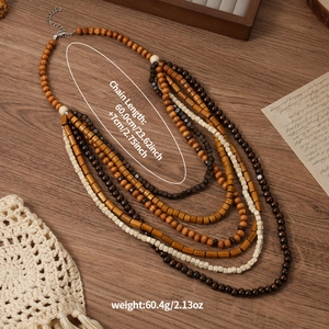 Détail d'un collier multicouches en perles de bois avec fermoir et dimensions précises