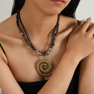 Collier rétro avec pendentif totem spirale, cordon tressé marron et perles en bois
