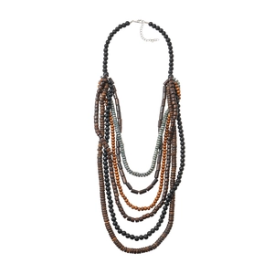 Détail du collier multicouche bohème avec perles en bois et fermoir mousqueton en métal