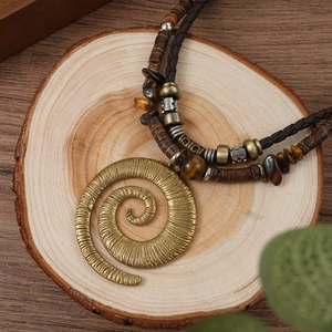 Collier double couche bohème avec pendentif totem spirale et perles d'oeil de tigre