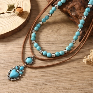 Detail van de bohemien turquoise hart hanger ketting met vintage zilveren kralen