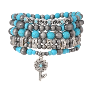 Lot de 5 bracelets bohèmes en perles bleu-gris avec pendentif fleur sur fond blanc