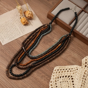 Détails d'un collier bohème multicouche avec perles en bois vintage et turquoise