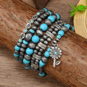 Set de bracelets bohèmes à perles bleues avec pendentif fleur sur support bois