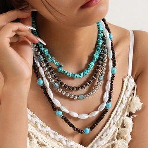 Collier multicouche bohème avec perles de turquoise et bois pour un style ethnique