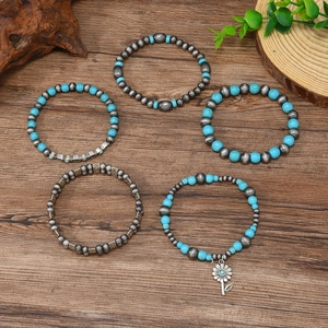Ensemble de 5 bracelets perlés bohèmes avec pendentif marguerite sur bois