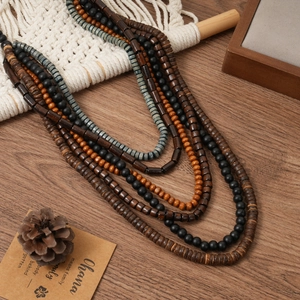 Vue macro d'un collier bohème multicouches avec perles en bois naturel et turquoise