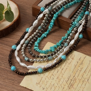 Collier bohème multicouche avec perles de turquoise et bois sur fond rustique