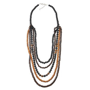 Détail d'un collier bohème multicouche avec perles en bois, lave et œil de tigre