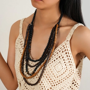 Détail d'un collier ethnique multicouche avec perles en bois et pierre sur mannequin