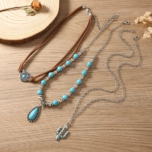 Detailopname van bohemien sieradenset met turquoise kralen en western hangers