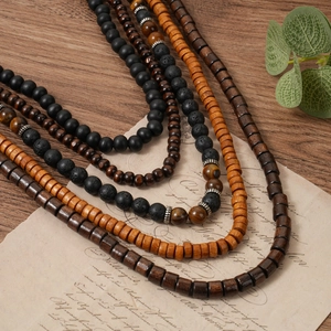 Détail de collier bohème multicouche avec perles en bois, œil de tigre et pierre de lave