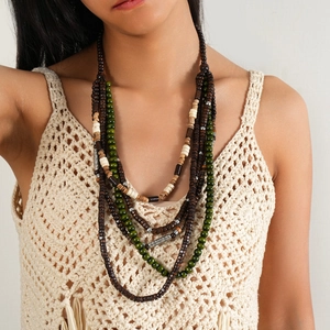 Détail d'un collier bohème multicouches avec perles en bois et ornements ethniques