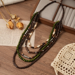 Détail du collier multicouche en perles de bois avec des accents de turquoise rétro