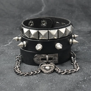 Bracelet punk en cuir noir avec rivets, pointes en métal et pendentif cadenas en cœur