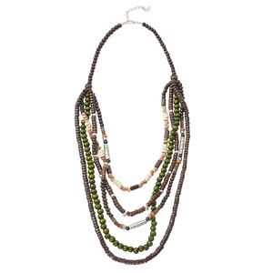 Détail d'un collier bohème multicouche avec perles de bois et intercalaires argentés
