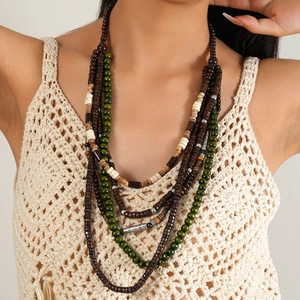 Détail d'un collier bohème multicouche avec perles en bois sur haut crochet