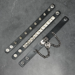 Lot de 3 bracelets punk en cuir noir avec clous, pointes et chaîne à pendentif cœur
