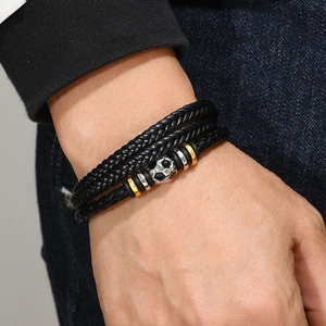 Bracelet multicouche en cuir tressé pour homme avec pendentif football et anneaux dorés