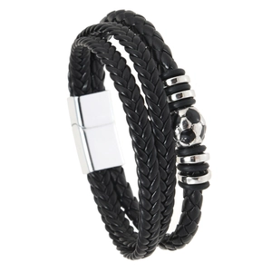 Détail du bracelet en cuir tressé à trois couches avec perle de football et fermoir
