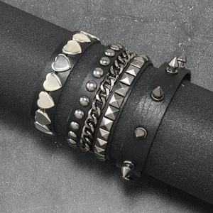 Vierteiliges Set Punk-Lederarmbänder mit Herznieten und Metallketten für Herren