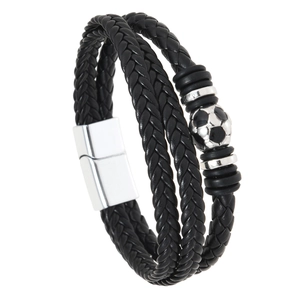 Détail d'un bracelet multicouche en cuir tressé noir avec perle de foot et fermoir aimanté