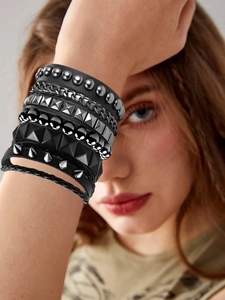 Detail von Punk-Mehrschicht-Lederarmband-Set mit Metallnieten und Kettengliedern