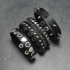 3-teiliges Punk-Lederarmband-Set mit Metallherzen, Nieten und Ketten-Details