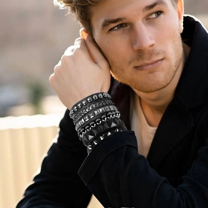 Mehrlagiges Punk-Kettenarmband-Set für Herren mit schwarzen Nieten und Leder