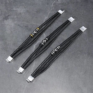 Bracelets multicouches en cuir tressé pour hommes avec breloques de football et fermoir métal