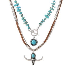 Detail van een vintage boho dubbele ketting met turquoise kralen en een zilveren stierenschedel