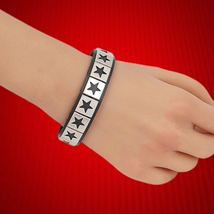 Set de 3 bracelets multicouches en similicuir punk avec étoiles argentées sur rouge